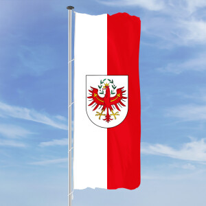 Hochformats Fahne Tirol mit Wappen