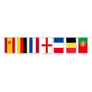 Fahnenkette mit allen WM-Nationen